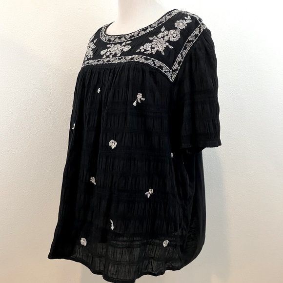 Knox Rose | Black Short Sleeve Embroidered Top - Picture 4 of 10